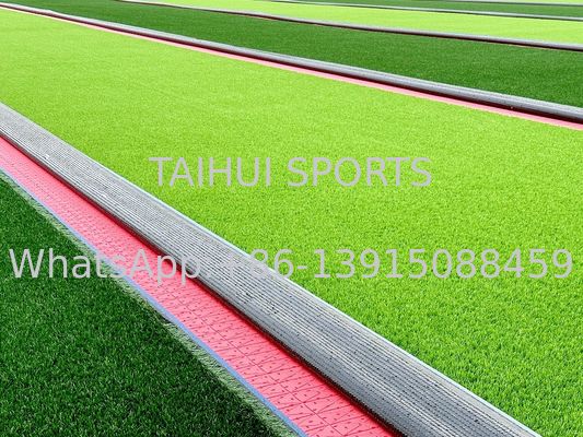 พื้นผืนกระดูกชนกระหน่ํา PE ที่ได้รับการรับรองจาก FIFA สําหรับหญ้าเทียมที่มีอายุการใช้งาน 20 ปี